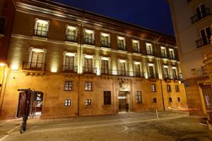 Palacio Guendulain hotel,
Pamplona, Spain.
The photo picture quality can be
variable. We apologize if the
quality is of an unacceptable
level.