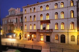 Ai Due Principi hotel,
Venice, Italy.
The photo picture quality can be
variable. We apologize if the
quality is of an unacceptable
level.