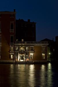 Palazzo Barbarigo Sul Canal Grande hotel,
Venice, Italy.
The photo picture quality can be
variable. We apologize if the
quality is of an unacceptable
level.